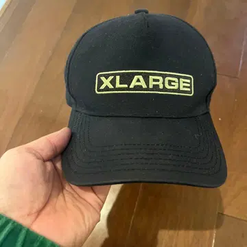 XLARGE 블랙 자수 로고 캡