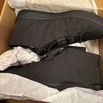 [ 미사용 새상품 ] DESCENTE 방수 블랙 스니커즈