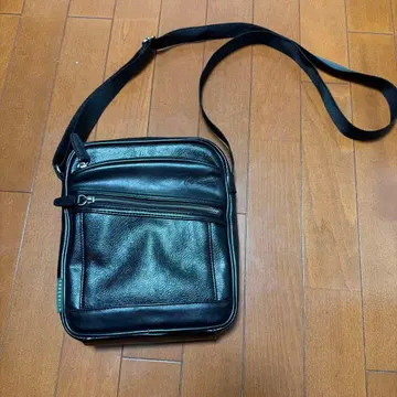 크로커다일 블랙 지퍼 디자인 숄더백 가죽제