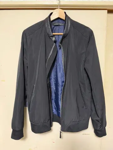 [ ZARA ] 네이비 블루종 옷깃 데미지 있음