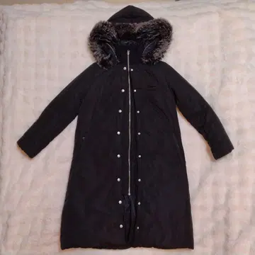 블랙 퍼가 달린 롱 코트