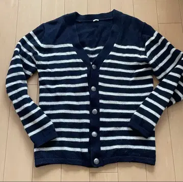 네이비와 화이트 스트라이프 가디건