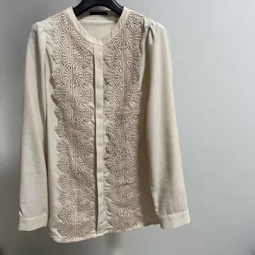 크림색 자수 긴팔 셔츠