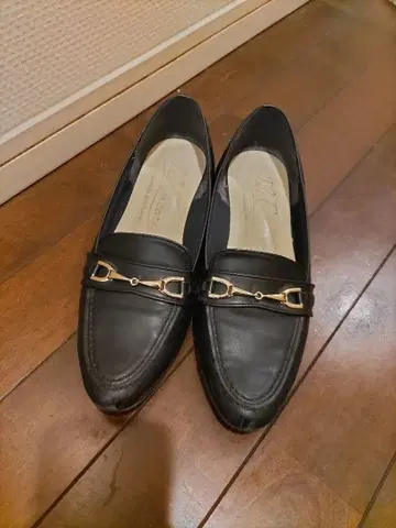 졸리 앙코르 플랫 비드 로퍼 블랙