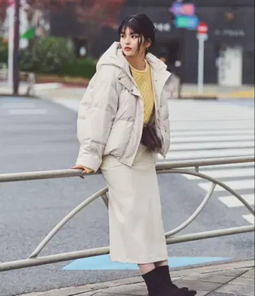 숏 기장 화이트 다운 자켓