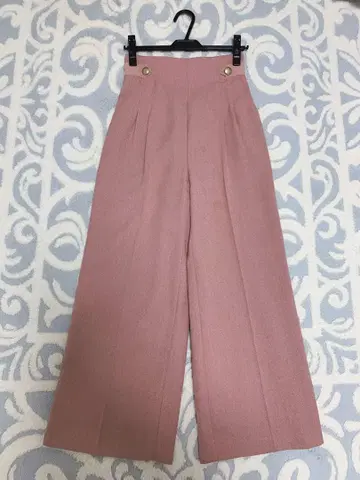 JUSGLITTY 핑크 와이드 팬츠 골드 버튼 포함