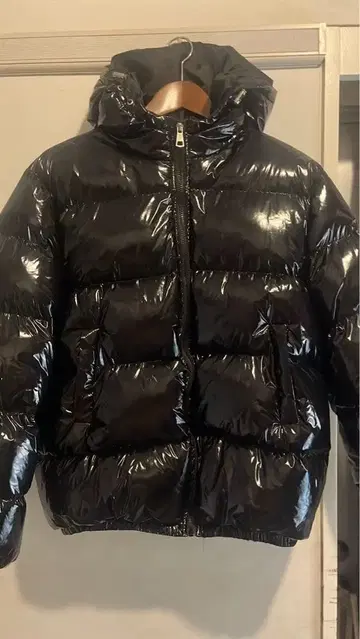 블랙 광택 다운 자켓 후드 부착