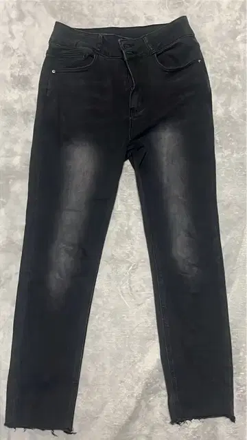 블랙 스트레이트 레그 데님 팬츠