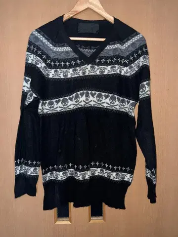 ROEN 스컬 패턴 V넥 니트