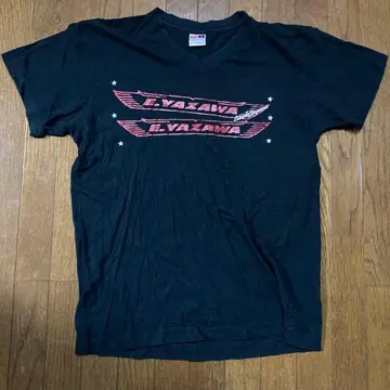 오리지널 프린트 깃털 로고 E.YAZAWA V넥 T셔츠