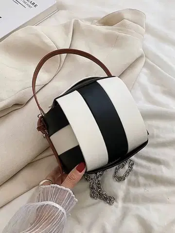 블랙 화이트 스트라이프 숄더백