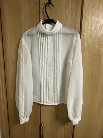 화이트 플리츠 셔츠 긴팔