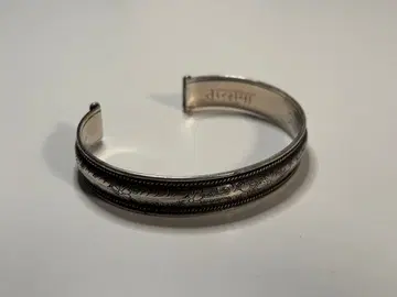 Suman Dhakhwa 수만다크와 플라워 카빙 커프