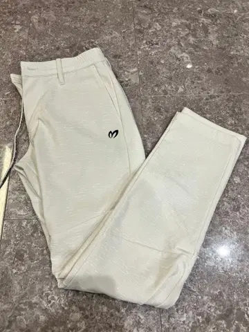 화이트 골프 팬츠 사이즈 4 MBE