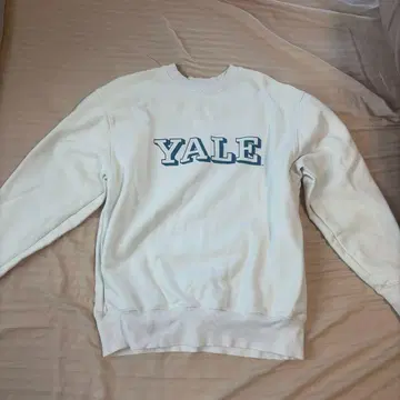 emmi YALE 로고 화이트 맨투맨