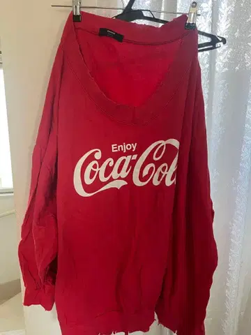 한국 코카콜라 데미지 맨투맨 원피스 오프숄더