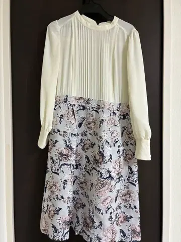 Bon mercerie 화이트 플라워 무늬 무릎 기장 원피스