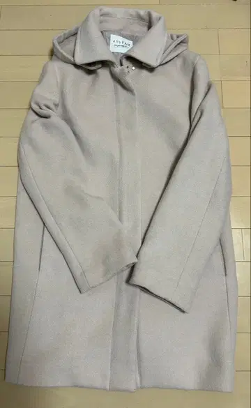 베이지 후드 부착 울 코트 애니팜