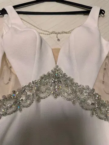 화이트 비쥬 디자인 타이트 드레스