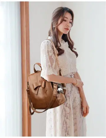 리본 포함 브라운 숄더백