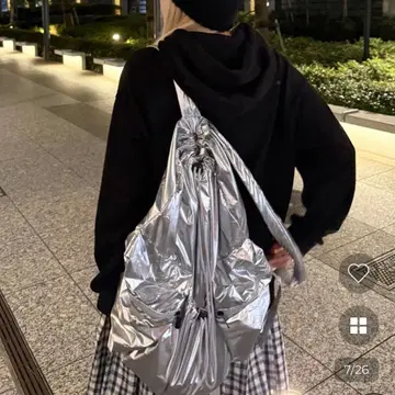 스트링 디테일 메탈릭 럭색