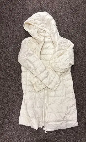 화이트 후드 부착 다운 자켓