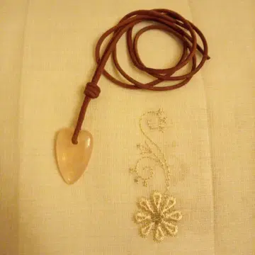 로즈쿼츠 하트형 목걸이