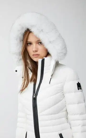 맥케이지 화이트 다운 자켓 후드 부착