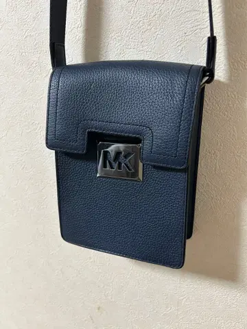 MK 네이비 숄더백 플랩식
