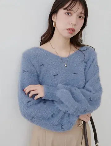 내추럴 꾸뛰르 리본 자수 페더 니트 미사용 새상품