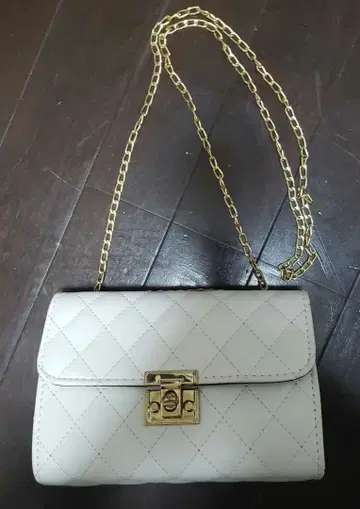 화이트 퀼팅 숄더백