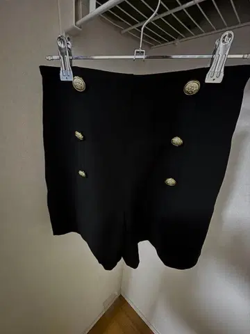 블랙 버튼 디테일 밴딩 숏팬츠