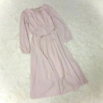 V넥 긴팔 롱 원피스 맥시 길이 옅은 복숭아색 핑크 A라인 실루엣