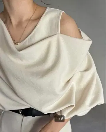 새상품급 CAPRICIEUX LE'MAGE 드레이프 원숄더 풀오버