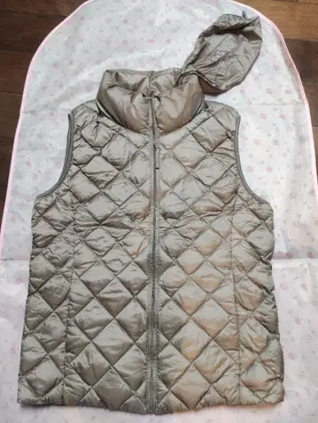 미사용 유니클로 울트라 라이트 다운 베스트 베이지 다이아 퀼팅 M
