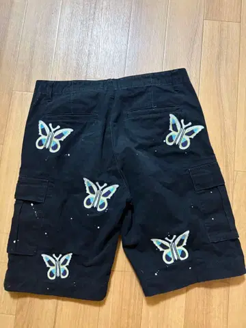 CRAWLING DEATH 나비 자수 카고 숏팬츠