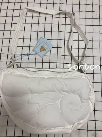 Coyseio 화이트 숄더백