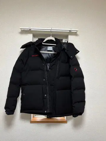 새상품 MAMMUT 블랙 다운 자켓 보냉보온 파우치 종이 봉투 있음