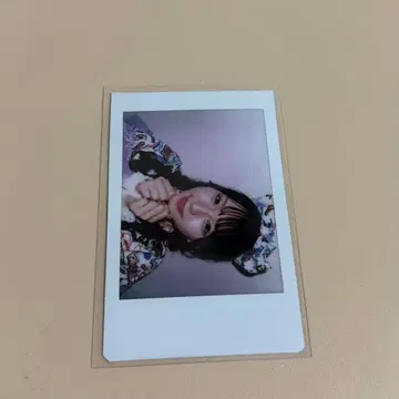 시오카와 리세 카와라보 그래픽 의상 폴라로이드