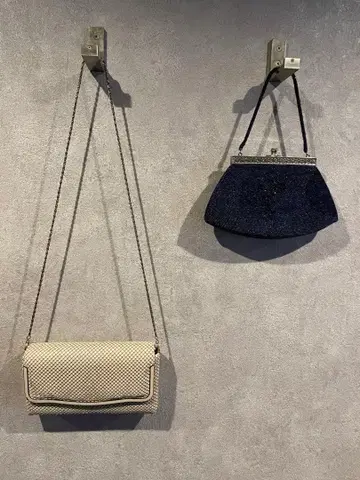 화이트 메쉬 숄더백과 네이비 클러치백 세트