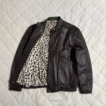 다크 브라운 가죽 아우터 레오파드 무늬 안감