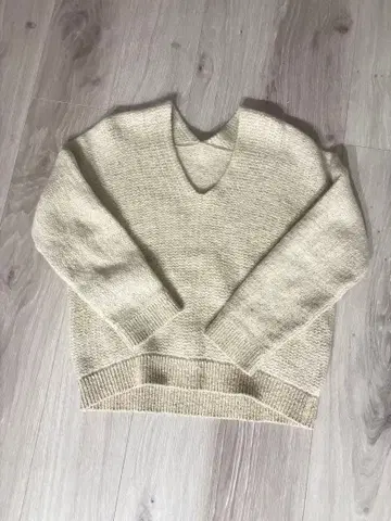 BEARDYSET 크림색 V넥 스웨터 Xmas 한정판 가격 인하