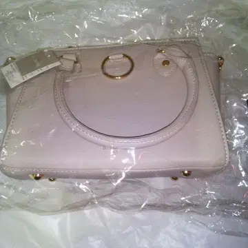 라이트 베이지 핸드백 골드 금장 장식