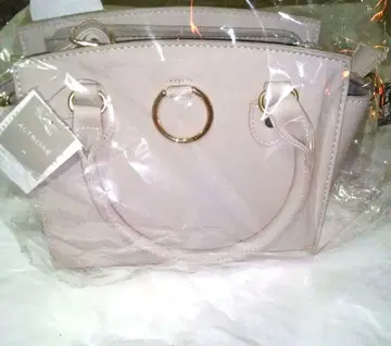 라이트 베이지 핸드백 골드 금장 장식