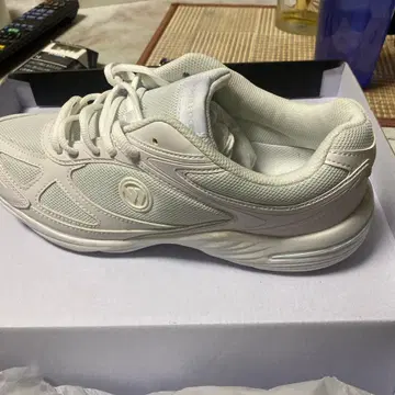 화이트 메쉬 스니커즈