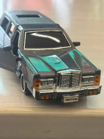 미니카 블랙과 그린의 투톤 컬러