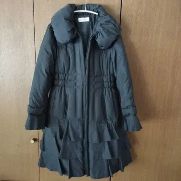 프릴 장식 블랙 다운 자켓