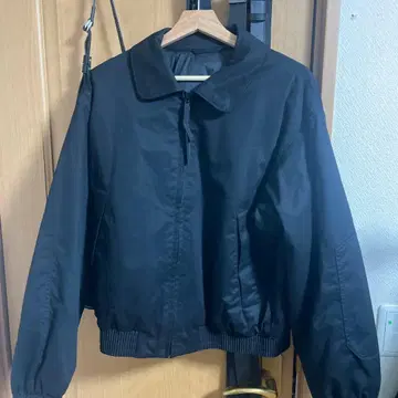 유니클로 U 퍼프테크 숏 블루종 m 사이즈 블랙