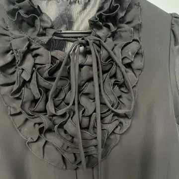 프릴 장식 블랙 슬리브리스 블라우스