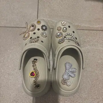 크록스 비쥬 장식 사보 샌들 크림색